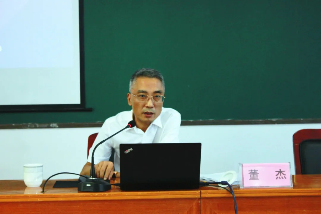 董大授课.webp.jpg 董大授课.webp.jpg